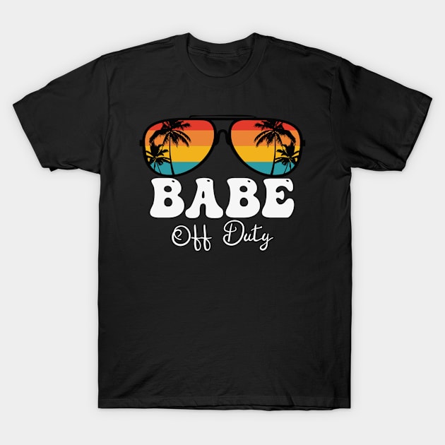 Babe Women Off Duty Sunglasses Grandma Hello Summer Sunset T-Shirt by TeeaxArt